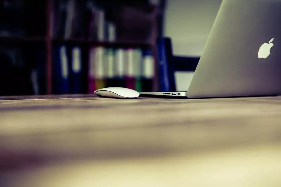 Existem muitos cursos de franc&ecirc;s dispon&iacute;veis na web.