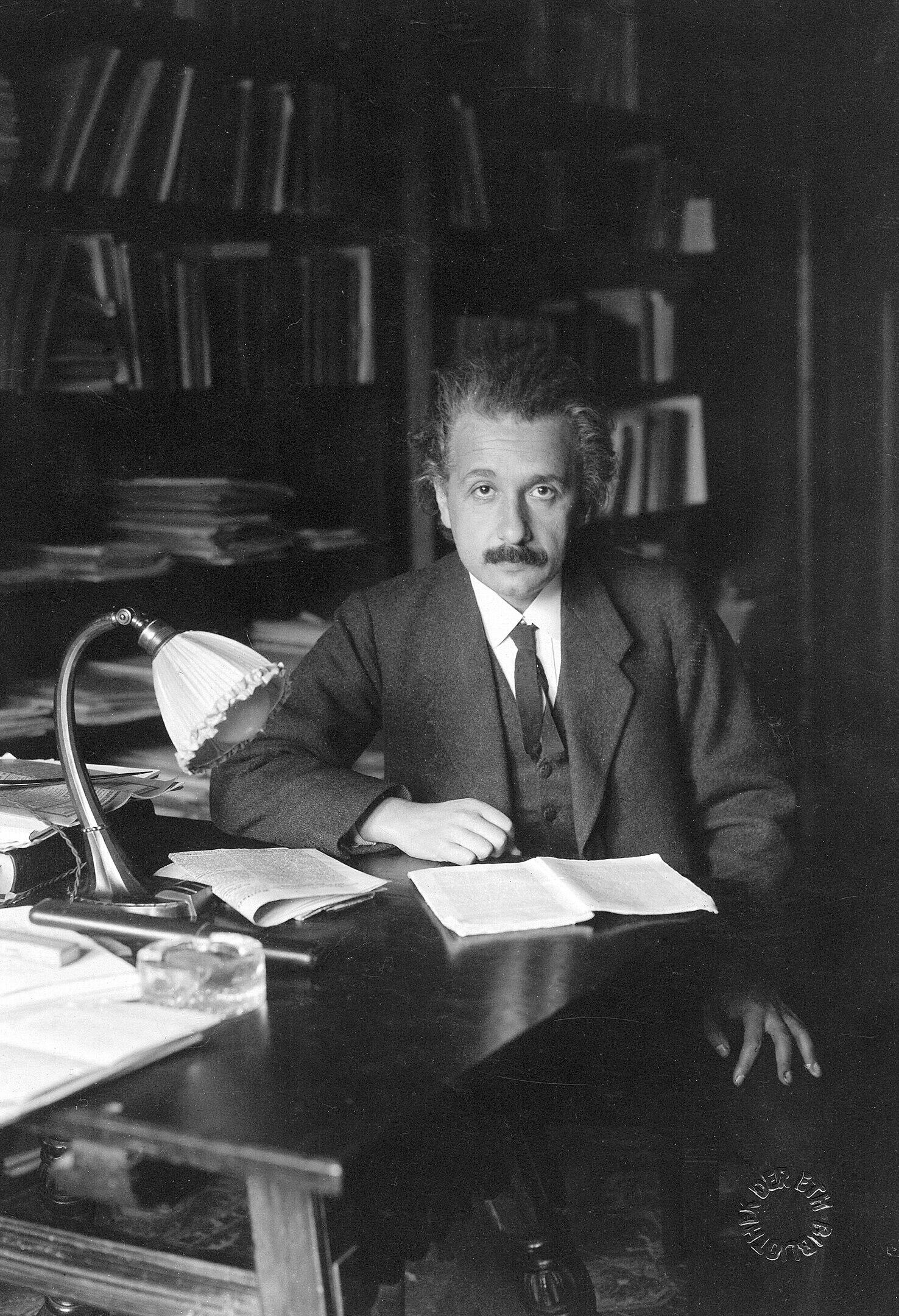 Imagem de Albert Einstein em seu escrit&oacute;rio da Universidade de Berlim